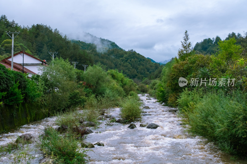 汉中留坝火烧店镇秦岭深处的山水田园风光