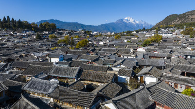 航拍云南丽江古城玉龙雪山