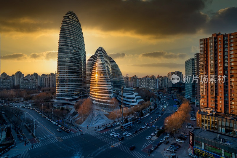 北京夕阳下的望京SOHO建筑群与街道全景