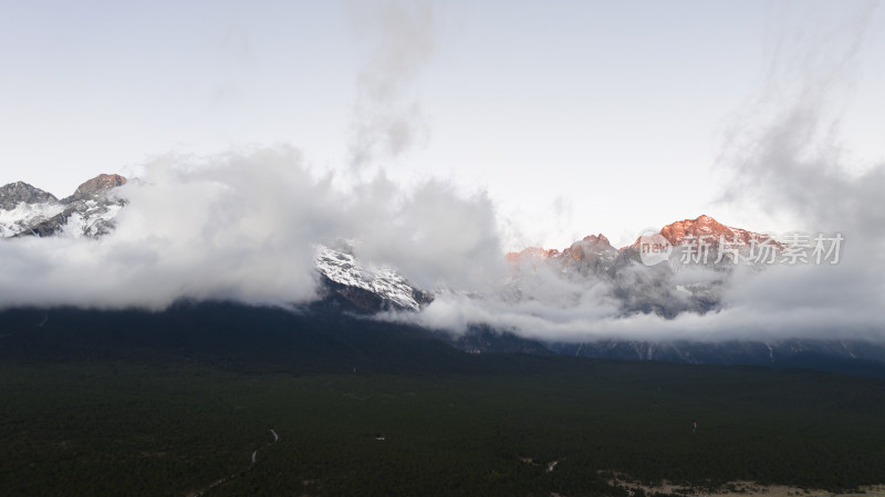 丽江玉龙雪山日照金山