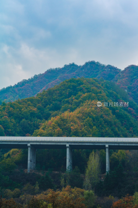 河南洛阳白云山，穿过山间的桥梁