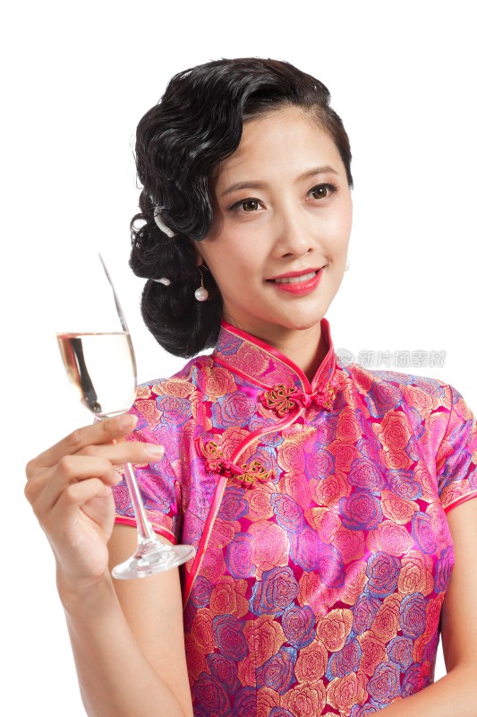 棚拍身穿中国传统服装的年轻女人举杯