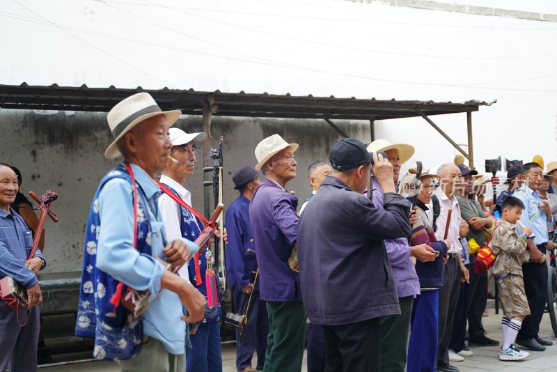 大理白族端午节身着民族服饰人们在户外表演