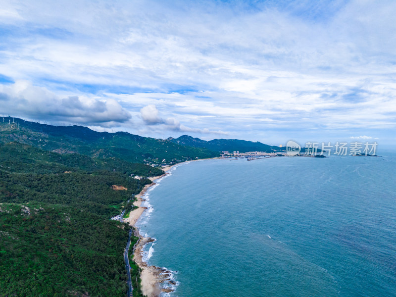 海边公路沙滩航拍图