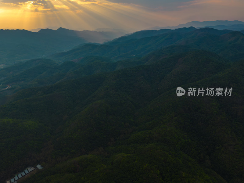 航拍黄昏时分郊外的山脉自然风光