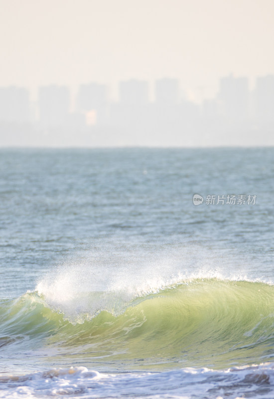 海南三亚阳光下绿松石海浪浪花冲浪唯美