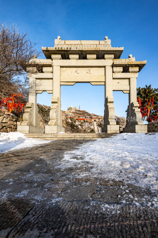 春雪后的泰安泰山风景区自然风光景点景观