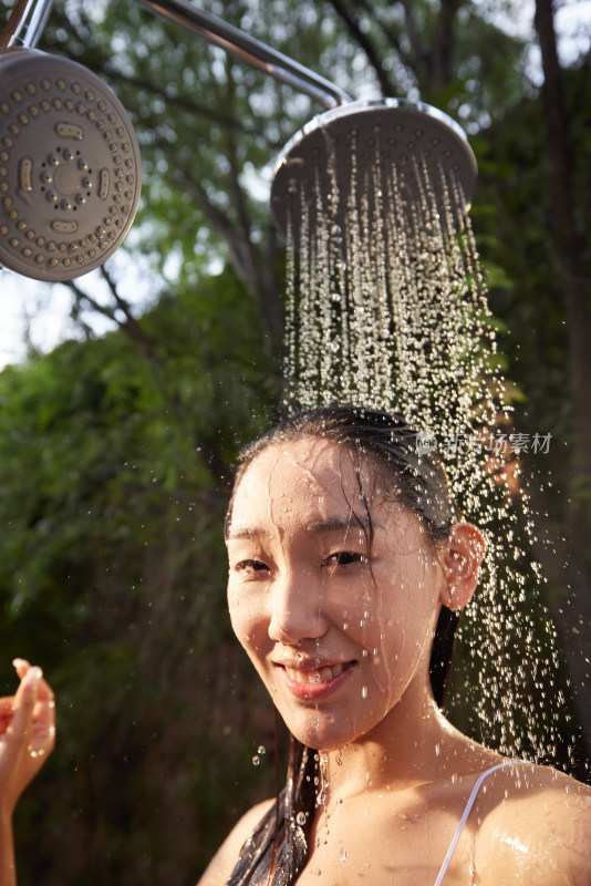 年轻女人沐浴