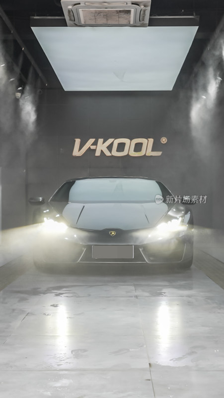 V-KOOL店内灯光下的炫酷跑车