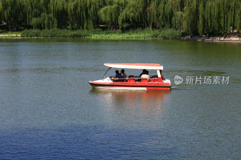 湖面游船休闲场景