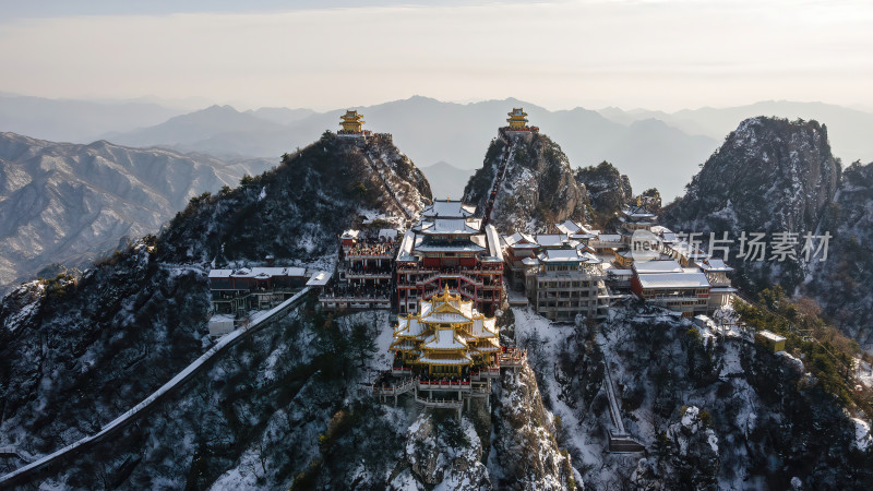 河南老君山飞雪中的千年古树冬季航拍