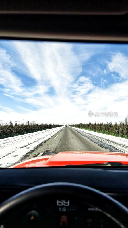 驾驶视角下的雪后公路风景