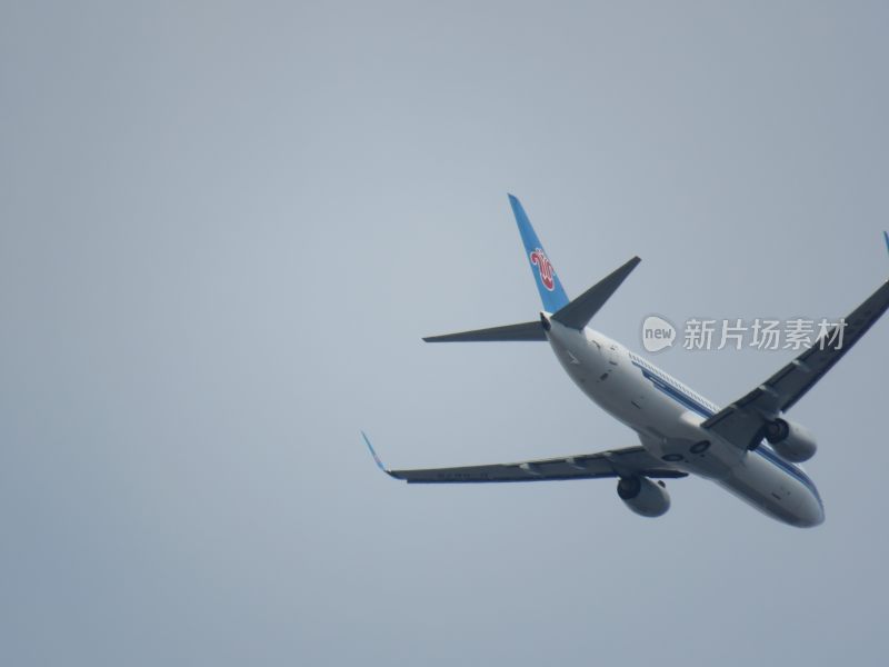 天空中飞行的民航客机