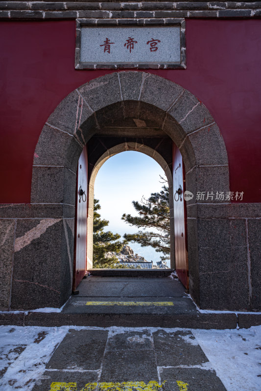 春雪后的泰安泰山风景区自然风光景点景观