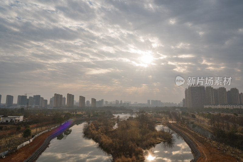 城市中带水域的自然风光远景图