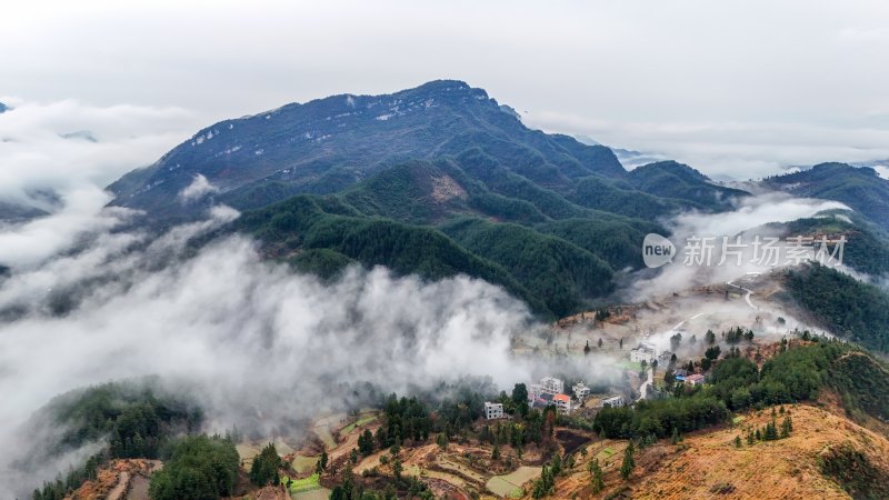 重庆酉阳：雾气中的山村田园