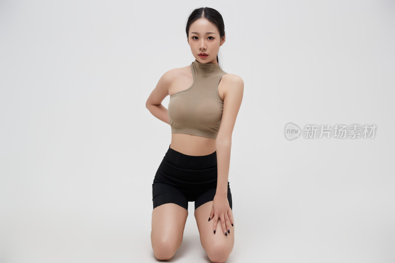 穿着运动服的亚洲美女