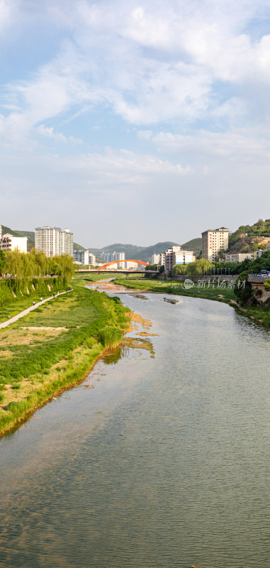 陕西延安延河清凉山延河大桥倒影景观