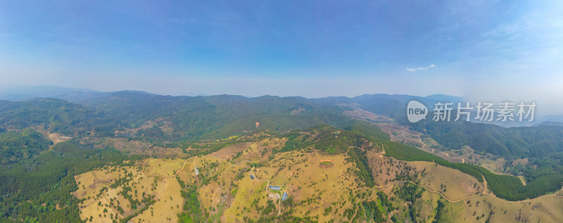 航拍山峦叠嶂的田园风光全景图