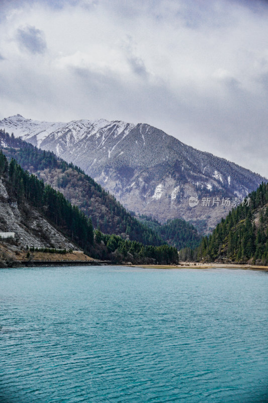 九寨沟海子雪山景观