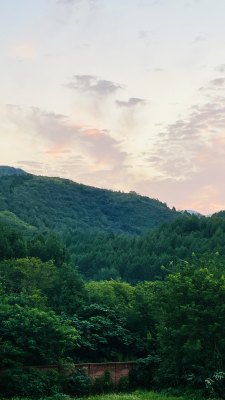 山林间的黄昏天空景色