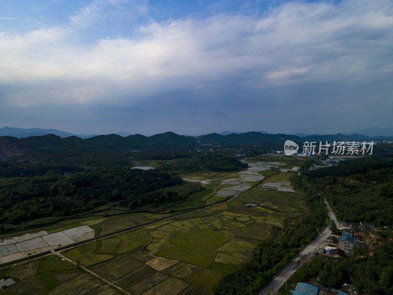 山川丘陵农业种植农田航拍摄影图