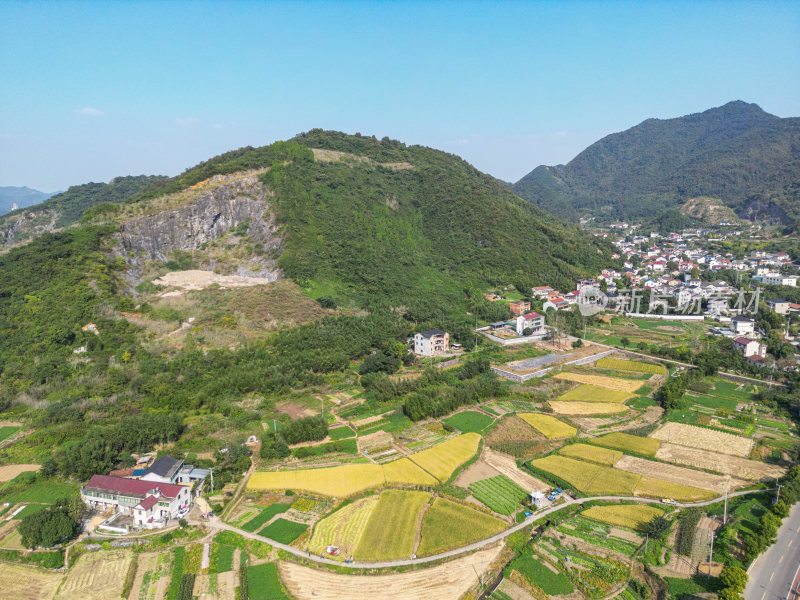 航拍青山乡村稻田风光