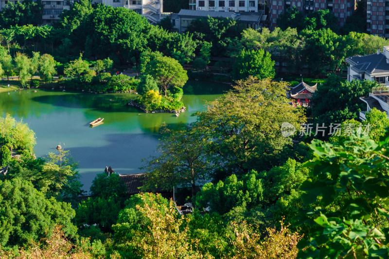 福建省福州市乌山俯瞰城市湖光山色的黎明湖