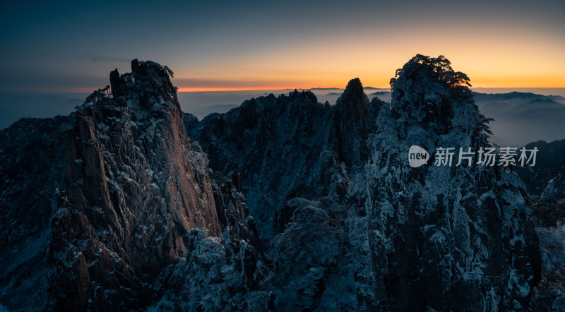 日出时分的壮丽雪山峰景