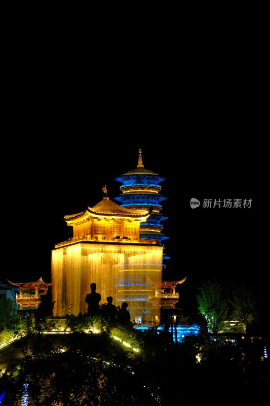 夜景中灯火辉煌的古风塔楼建筑