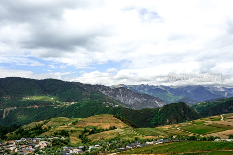 山间村落风景图，绿意盎然的乡村景象