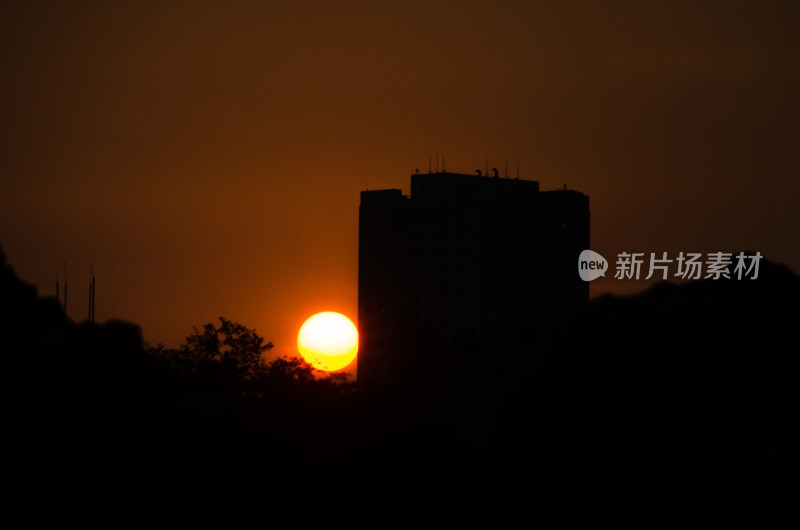 青岛太平角公园，夕阳下的城市高楼剪影