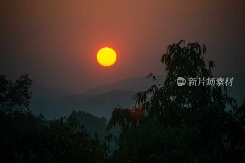 晴朗天气，群山中的日落