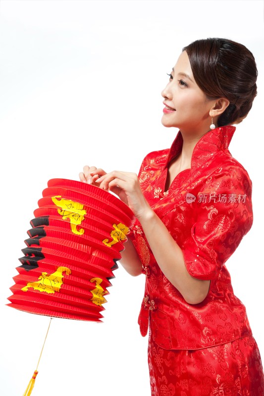 棚拍身穿中国传统服装的年轻女人和红灯笼