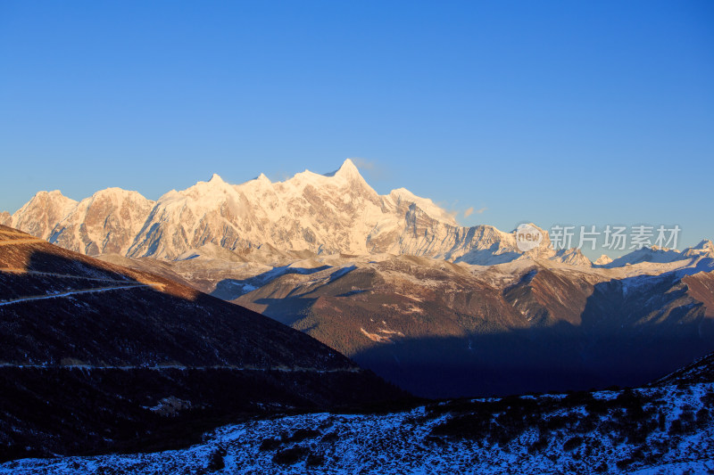 西藏林芝雪景南迦巴瓦峰日照金山雪山夕阳