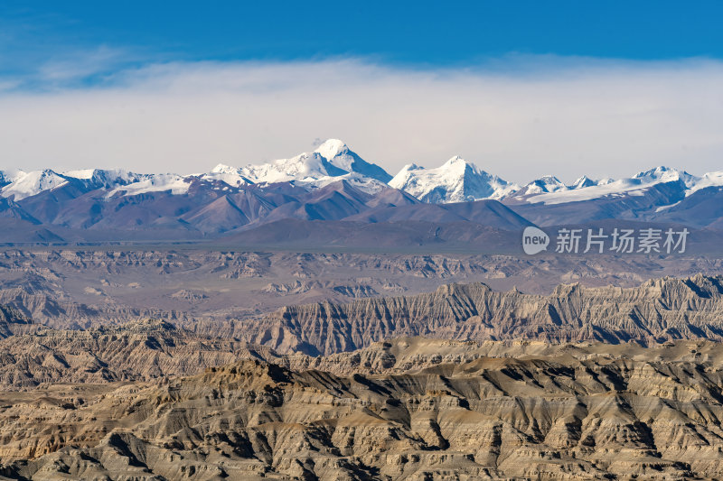 西藏阿里札达土林高原荒凉戈壁与雪山远景