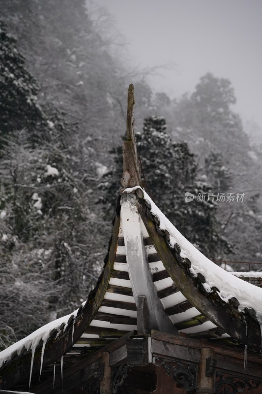 四川眉山瓦屋山景区冬日雪景山间小屋