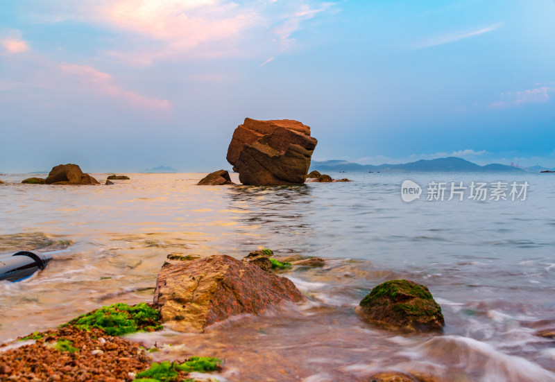 山东青岛太平角公园，夕阳中海上的巨石