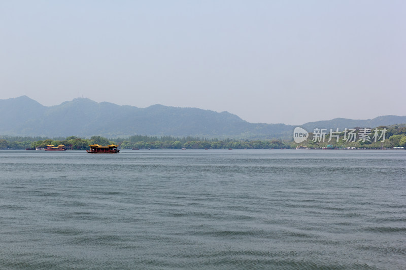 杭州西湖湖景游船与远山景观素材