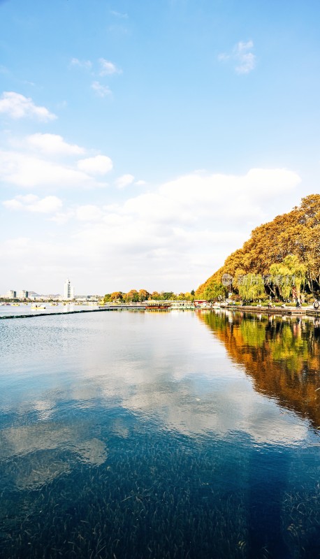 秋日湖边风景