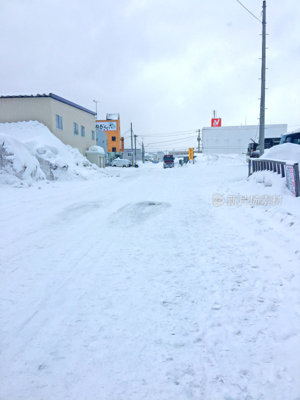 落满雪的路