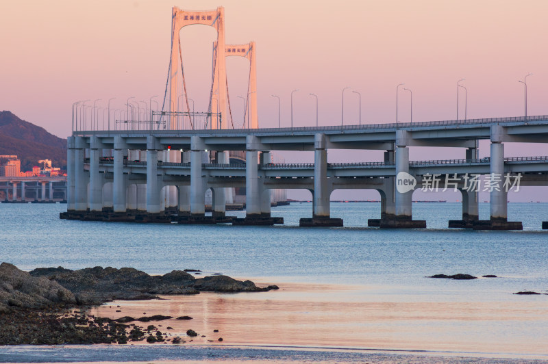 夕阳下的黑石礁星海湾大桥