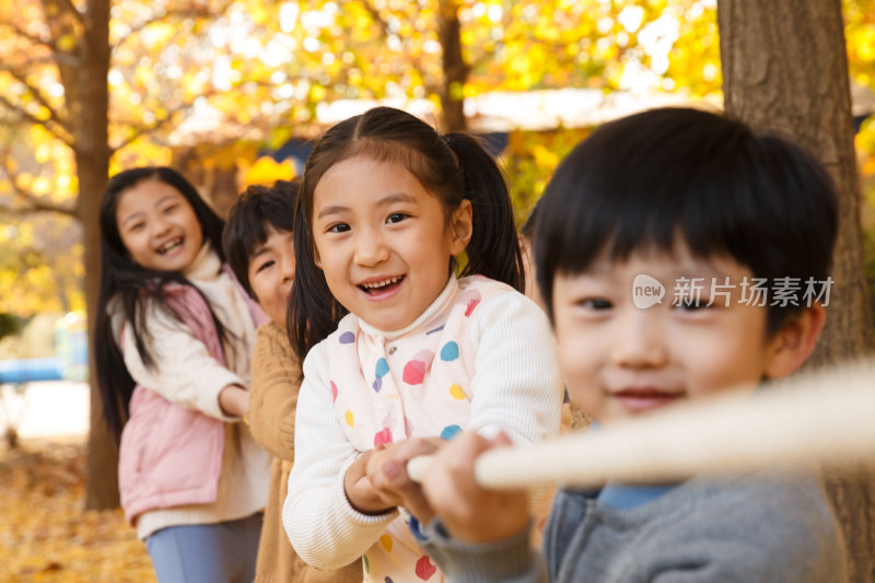 小学生在拔河比赛