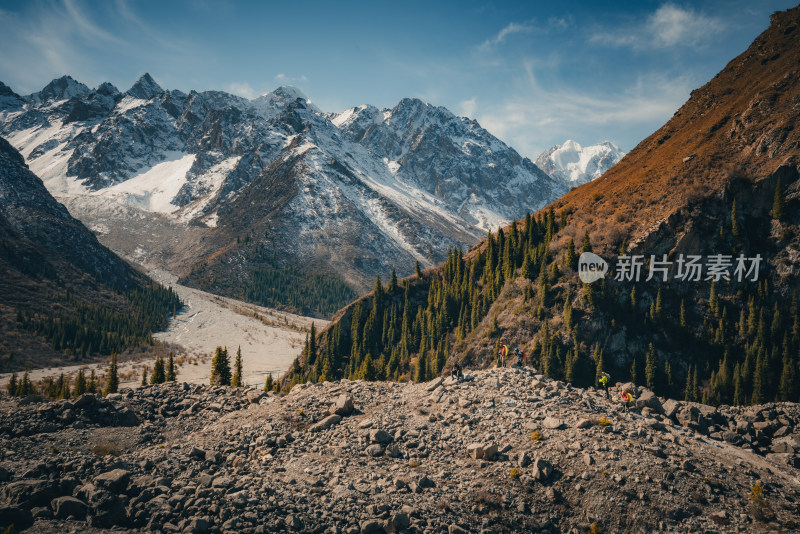 新疆天山山脉宏伟雪山冰川风景