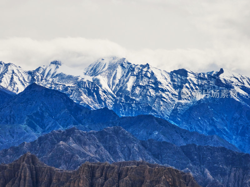 航拍雪山峡谷