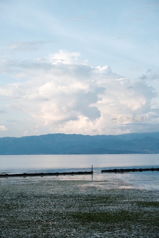 湖边远山与天空风景