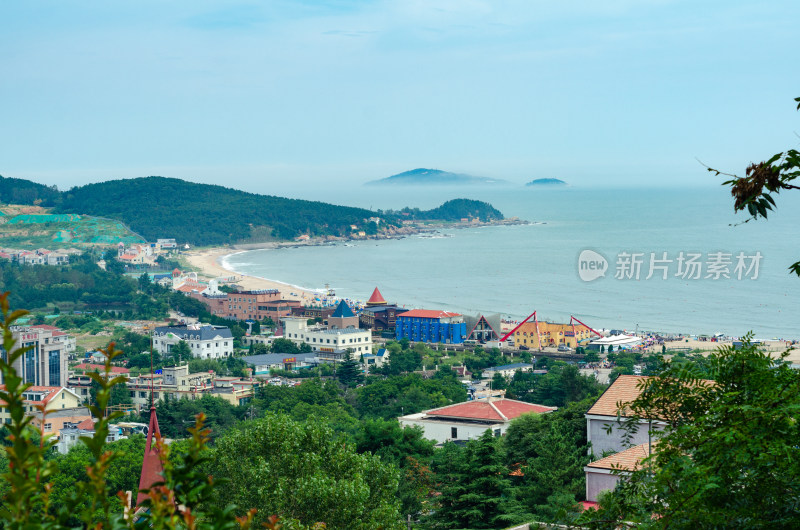 青岛崂山风景区仰口景区，俯瞰小镇和大海