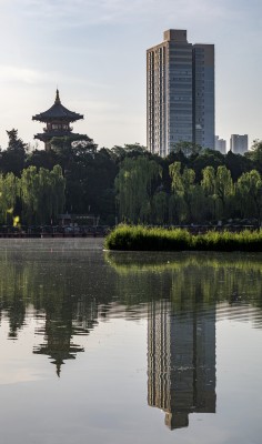 西安兴庆宫湖边古塔与现代高楼倒影景观