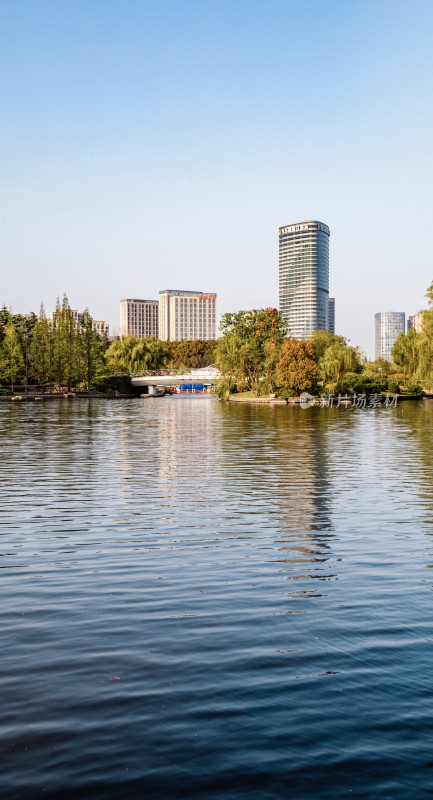 城市湖边现代建筑风景