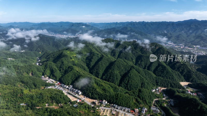 大山中的民宿建筑航拍